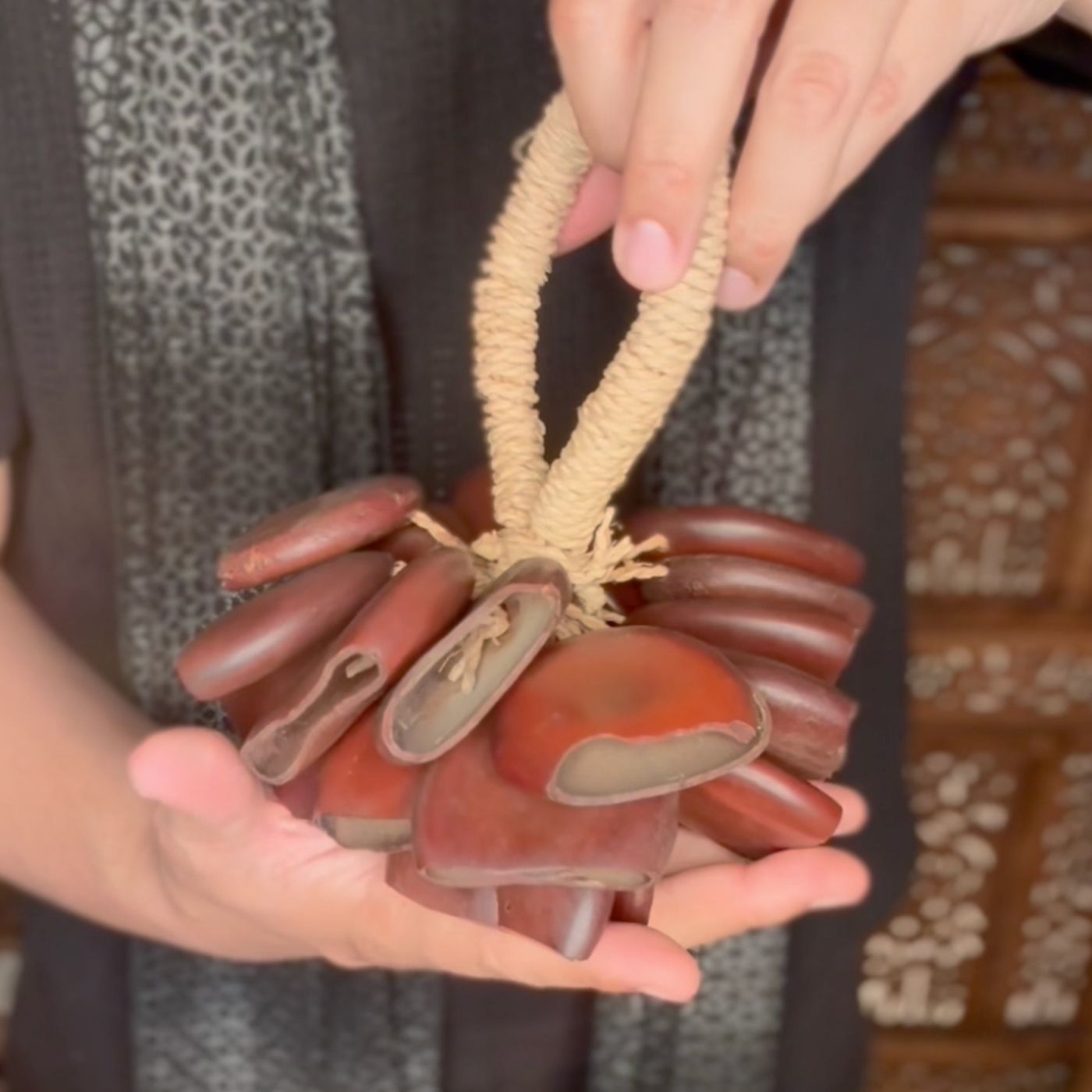 Musiker hält Juhu Shaker mit Schlaufe – intuitives Rhythmusinstrument für Meditation und Klangarbeit